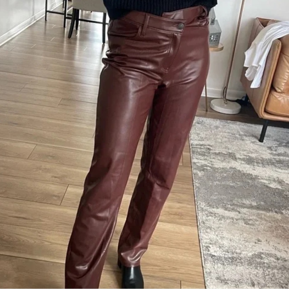 Abercrombie & Fitch - Criss-Cross Waistband Vegan Leather 90s Straight Pant - Picture 4 of 13